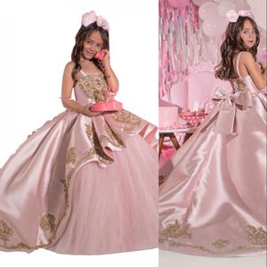 2023 Vestidos de niñas de flores rosadas para bodas Correas de espagueti Apliques de encaje dorado Cuentas de cristal Hasta el suelo Vestido de fiesta de cumpleaños Vestidos de desfile para niños con lazo