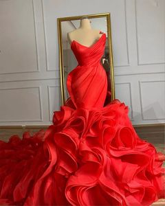 2023 Imagen real Negro Rojo Sirena Vestidos de novia Gótico con cordones Corsé Volver Volantes en cascada Tren Organza Princesa Vestidos de novia