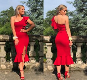 2023 Vestidos de dama de honor de sirena cortos rojos Un hombro Lado dividido Volantes Longitud del té Vestidos de fiesta de invitados de boda en el jardín Vestido de dama de honor