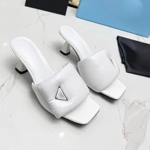 2023 Sandales Triangle LOGO Sexy en peau d'agneau décorative Calico en cuir véritable Dames Chaussures habillées Designer de luxe en cuir lisse Talon bas talon élégant 35-41