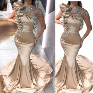 2023 Sexy Champagne Árabe Vestidos de baile Sirena Cuello alto Casquillo Manga Ilusión Granos de cristal plateado Volantes Vestido de fiesta Espalda abierta Vestidos de noche Tren de barrido