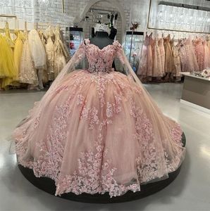 2023 Vestidos de quinceañera sexy Blush Pink Apliques de encaje Cuentas de cristal Cariño con flores Volantes Tallas grandes Fiesta formal Vestidos de fiesta de graduación Corsé Volver