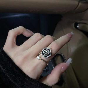 2023 los últimos anillos de forma exquisita creados para personas, anillo Retro de Camelia de montaña, diseño sónico de moda para mujer, diamante completo