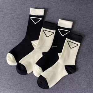 2023 Top Qualité Designer Hommes et femmes chaussettes marques Luxe Sports Hiver lettre tricot chaussette bonneterie coton 4pcs / lot avec boîte N1