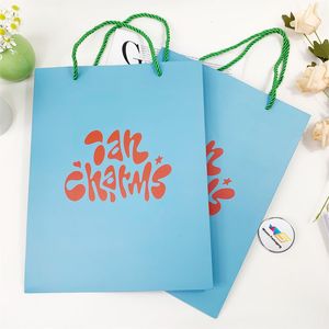 2023 gros Logo personnalisé emballage en carton cadeau de détail Boutique Shopping emballage sac en papier pour vêtements chaussures