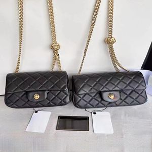 2023S Dernier Camellia Chain Mini Flap Wrap Designer Bag Cuir de mouton et métal doré Deux tailles et plusieurs couleurs peuvent être un sac croisé ou un sac à bandoulière avec boîte CH888