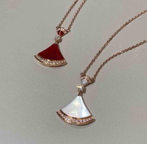 2024 Collier pendentif spécial en forme d'éventail en or véritable 18 carats avec diamants et perles de coquillage naturel style agate rouge avec certificat et emballage en boîte PS9402
