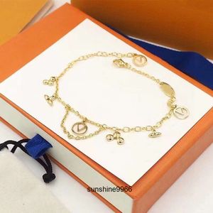 2024 brazalete 18k dorado chapado en acero inoxidable Carta de flores Pendantes Amantes de regalo Pulsera de manguito de la pulsera de la pulsera Pulsera para mujeres para el regalo de cumpleaños