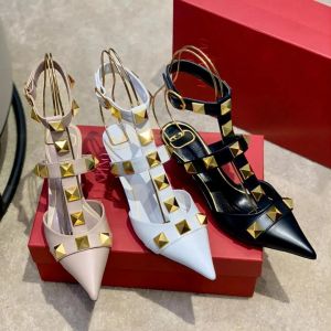 2024 Brand Designer New Women's High Heel Flats cloutés Sandales à bout pointu