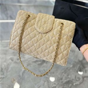 2024 Bolsa de diseñador Bolsa de hombro con solapa de paja Shopper Tote CC Bolsas Bolso Playa Clásico Vintage Medio Diseño tejido único Cadena de tono dorado SXXB