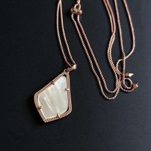 2024 Diseñador Kendrascott Jewelry Alexs Minimalista y de moda Collar de oro rosa ajustable con suéter de caparazón de disco blanco en forma de diamante geométrico C