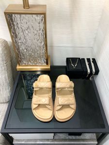 2024 Zapatos de diseñador Imprimir Sandalias de satén marrón para mujer Bufanda de seda Zapatillas planas suaves Zapatos de playa Sandalias Mocasines Zapatos Muller Parte superior con sellado térmico