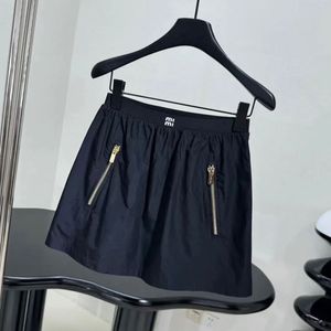 2024 Designer Suit Women Jupes Letter Metal Zipper Pocket Pocket Pocket Black Hotty Hot Shorts décontractés Luxurys Vêtements Scubas Femmes Half Zip Sexy Fashion Beach Wear Sml