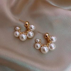 2024 Boucles d'oreilles de perles de célébrités élégantes pour femmes en forme de boucle en forme en C