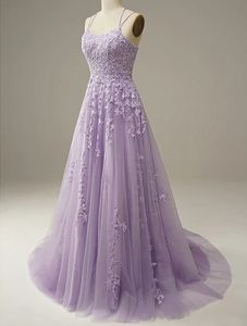 2024 Elegante vestido de banquete de noche de color púrpura claro para mujer Correas espaguetis Apliques de encaje Tul Una línea de baile Vestidos de fiesta formales Robe De Soiree
