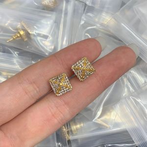 2024 European American Ear Stud Square Full Diamond Rivet Pendientes Hip-Hop Punkthree-Dimensional Geométrico Parring Cónico Joya Al por mayor XD5