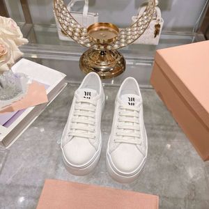 2024 Fashion Little White Summer New Style Elzy Man usa lienzo espeso con un solo paso, altura casual Aumento de zapatos para mujeres