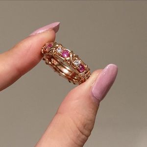 2024 Ins Top Venta Anillos de boda Joyería de lujo brillante Real 100% 925 Plata esterlina Oro rosa Relleno Rubí Natural Moissanite Diamante Mujeres Anillo cruzado Regalo