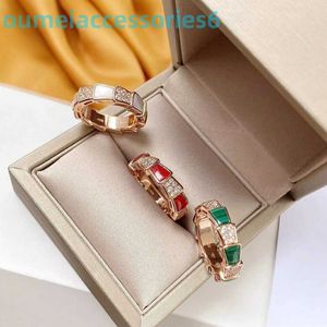 2024 Bijoux Designer Brand Band Anneaux V Rose Gold Spirit Snake Ring Elegant and Charming Unique Spread Curved Red Chalcedony White Fritillaria