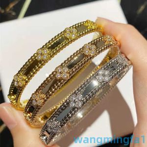 2024 Bijoux Designer Marque Vanl Cleefl Arpelsseiko Kaléidoscope Femmes Chanceux Quatre Feuilles Herbe Plaqué Or 18 Carats Sky Star Snap Bracelet