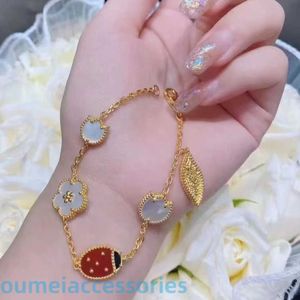 2024 Créateur de bijoux Vanl Cleefl Arpelsbracelet Charm v Golden Fan Cinq Coccinelle Femelle Quatre Feuilles Coléoptère 18k Or Rose Fritillaria Lucky Flower Bracelet