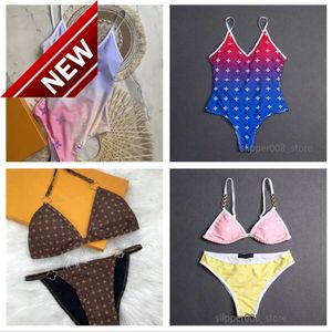 2024 NUEVO diseñador de moda Bikini Sets Bikini Cheap Italy Beach Negro de dos piezas para mujeres Traje de baño para mujeres