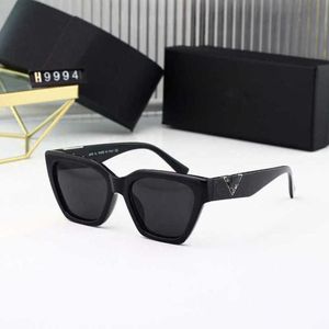 2024 Nuevo diseñador de lujo para hombres de alta calidad Gafas de sol para mujeres Fashion Box Street Gafas en el extranjero