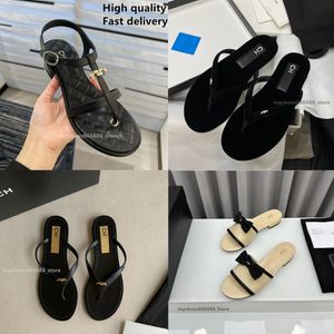 2024 Nouvelle femme de mode d'été pour femmes Designer Flat Comfort Sandales Sandales Femmes Luxury Brand Robe Vacon Glong Beach Bow Trops Flops Channel Tlines Miller Chaussures