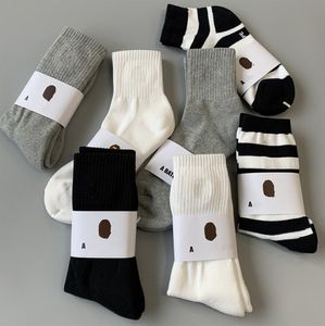 2024 Nouveaux hommes Chaussettes Skateboard Mode Mans Lettre Chaussettes imprimées Ape Head Pattern Hip Hop Sports Sock Taille libre Chaussettes de sport