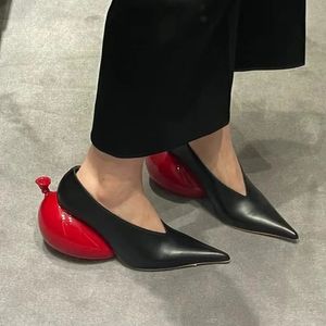 2024 Bombas de estilo novedoso Tacón de globo rojo Tacón puntiagudo Tacones altos Tacón de estilo extraño Mujeres Mujeres Slanas Slip On Black Pombs 240409