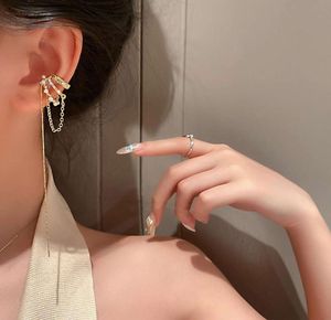 2024 Pendientes de abrazadera de hueso de oreja con flecos de perlas para mujer Pendientes de clip sin perforación de una sola oreja Pendientes de fiesta de cumpleaños con borla de perlas súper larga
