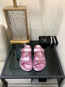 2024 Sandales de luxe noires roses femmes pantoufles diapositives multicolores sandales en cuir femmes crochet boucle chaussures décontractées 35-42 avec boîte et sac à poussière Pantoufles de plage