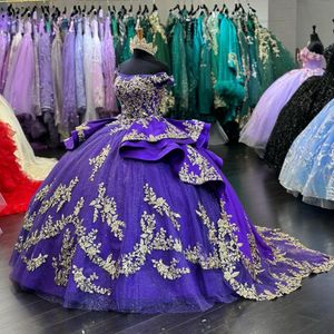 2024 Vestidos de quinceañera sexy morados con hombros descubiertos Apliques de encaje dorado Cuentas de cristal Vestido de fiesta dulce 16 Peplum Vestidos De 15 Vestidos de fiesta de graduación Volantes Tren de barrido