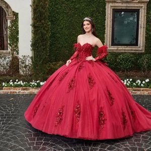 2024 Rouge Princesse Quinceanera Robes Dentelle Perlée Appliques Robe De Bal De L'épaule Détachable Manches Longues Bow Back Corset Sweet 16 Robe