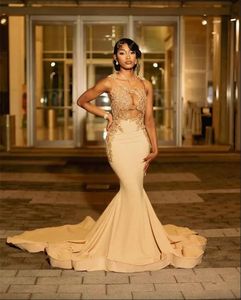 2024 Sexy Black Girls Gold Mermaid Robes de bal Illusion Corsage Sheer Neck Sans manches Perles Strass Appliques Longues Robes de soirée