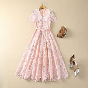 2024 Primavera Rosa Floral Bordado Vestido de encaje Manga corta Peter Pan Cuello con cinturón Midi Vestidos casuales S4J090104 Tallas grandes XXL