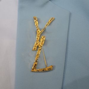 2024 Printemps Summer Designer coréen Y Lettres Brooches épingles Femmes Femmes Men 18k Gold Luxury classique rétro Vintage Trees Collectez la victime Broche Bijoux rose Accessoires