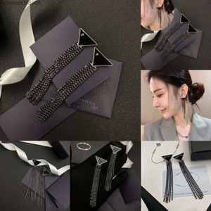 2024 Stud Women Marque Fashion Black Stud Oreads Oreads Triangle Long Stronl Chain Slebing Drop Oard Studs a des timbres Boucles d'oreilles à gouttes d'oreilles pour Lady Luxury Designer Jewelry A255