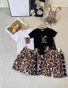 2024 Été garçons filles vêtements ensembles designer enfants lettre imprimée chemises à manches courtes shorts léopard jupes 2pcs enfants tenues décontractées S1288