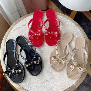 2024 Verano Mujeres Zapatillas Classic Calidad Tachuelas Diapositivas Diseñador Tanga Sandalias Bow Mule Ladies Jelly Sandal Block Tacones Altos Playa Flip Flops Zapatos Nudo Pisos Bomba