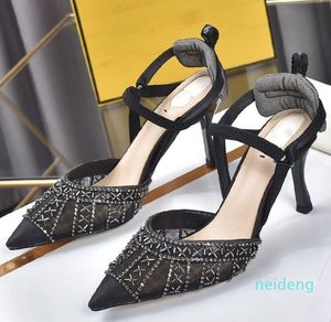 2024 femmes Sandales d'été de la mode confortables et douces talons hauts bohemiens élégantes et simples chaussures de mariage