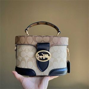 2024 Femmes TRAIL Cowhide Flip Maquillage Riveté Cross Body Sac à main 70% de réduction sur le magasin en gros