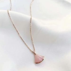 2024Bulgarilies V Collar de diseñador de oro Cadena de clavícula Fritillaria rosa natural para mujer chapada en oro rosa Diseñador de joyas con colgante de alta calidad para mujeres Q4