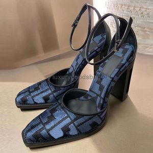 2024SS Nouveauté Sandales pour femmes Chaussures habillées Designer Mode Tissu imprimé Cuir verni Chaussure à talons hauts F Creux Couverture Talon Rome Sandale 35-42