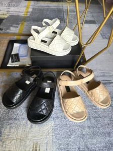 2024SS Printemps / Été Chaussures de créateurs Nouvelles sandales Plage Velcro Sandales Original Personnalisé Ultra Doux Tissu En Peau De Mouton Broderie Métal Logo Matériel Attaches