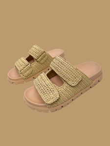 2025 Sandales tissées sandales blanches Boot de baskets chaussures noires Sneakers pour femmes