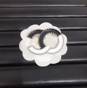 20sty estilo de lujo carta diseñador marca broche blanco y negro patchwork color mujeres encanto regalo de boda accesorios de joyería del partido