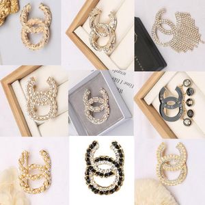 20 estilo Diseñador de la marca C Broches de doble letra Mujeres Hombres Lujo Rhinestone Diamante Cristal Perla Broche Traje Laple Pin Metal Accesorios de joyería de moda