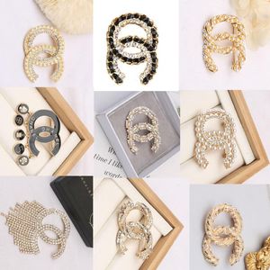 20 estilo Diseñador de la marca C Broches de doble letra Mujeres Hombres Parejas Lujo Rhinestone Diamante Cristal Perla Broche Traje Laple Pin Metal Accesorios de joyería de moda