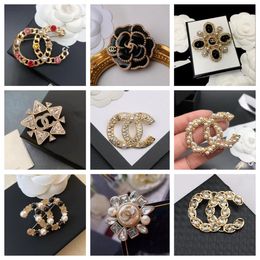 20 estilo marca Desinger broche mujeres cristal Rhinestone perla carta broches traje Pin regalos de moda accesorios de joyería de alta calidad